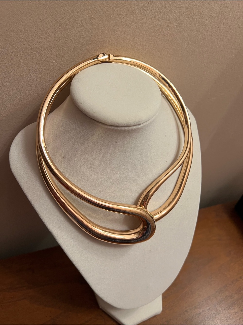 Vintage 90s Sculptural Gold Collar Necklace - Picture 7 of 8